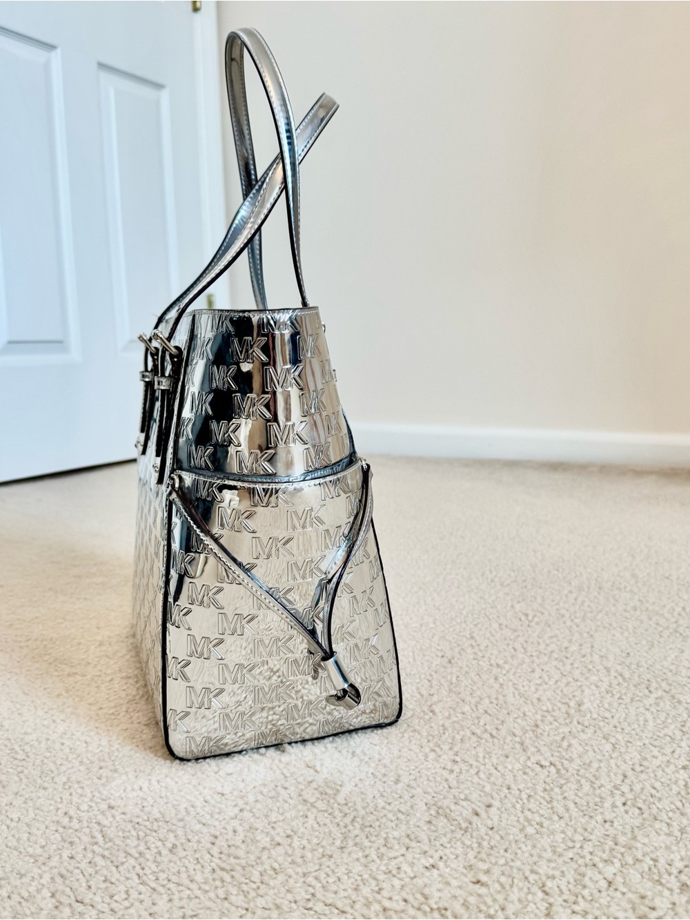 NWT Michael Kors Voyager Logo Embossed Patent Metallic Silver East West Tote MK - Picture 9 of 13
